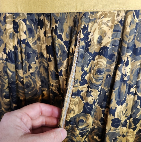 Vintage 1950s Mustard Floral Cotton Day Dress | ILGWU Union Made | XS–S - Picture 9 of 12